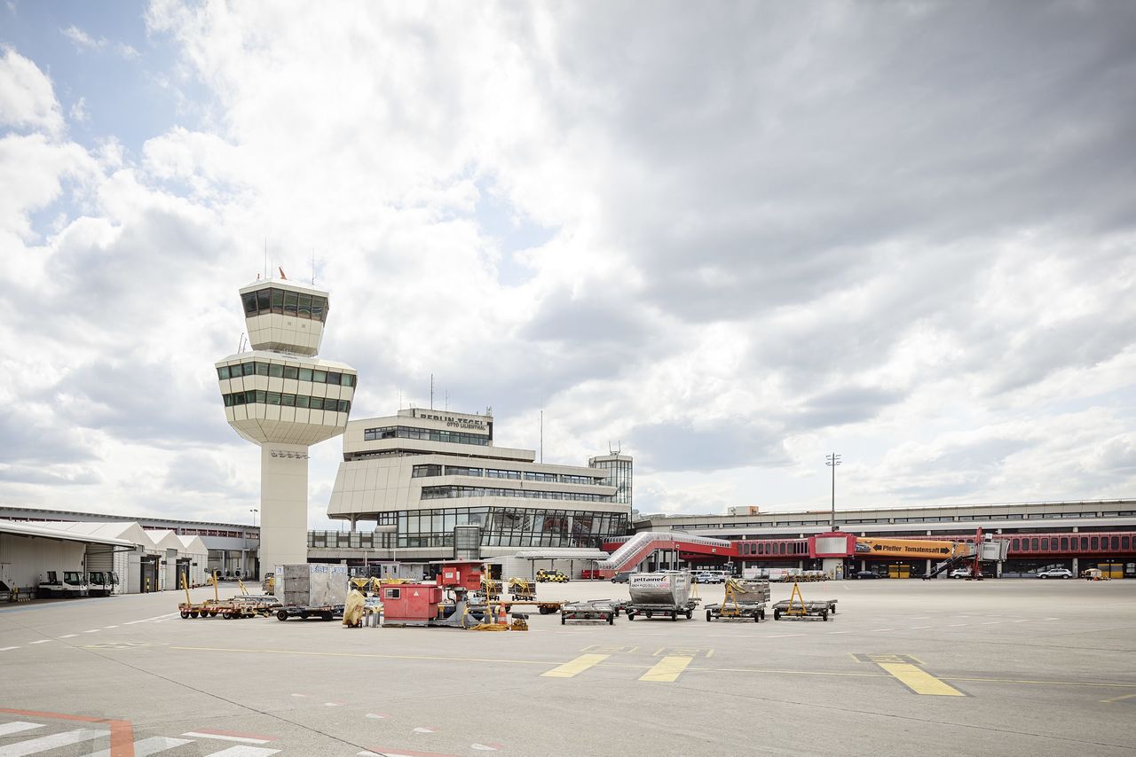 Airport story. Аэропорт Тегель Берлин. Аэропорт Тегель Берлин вид сверху. Аэропорт Вроцлав.