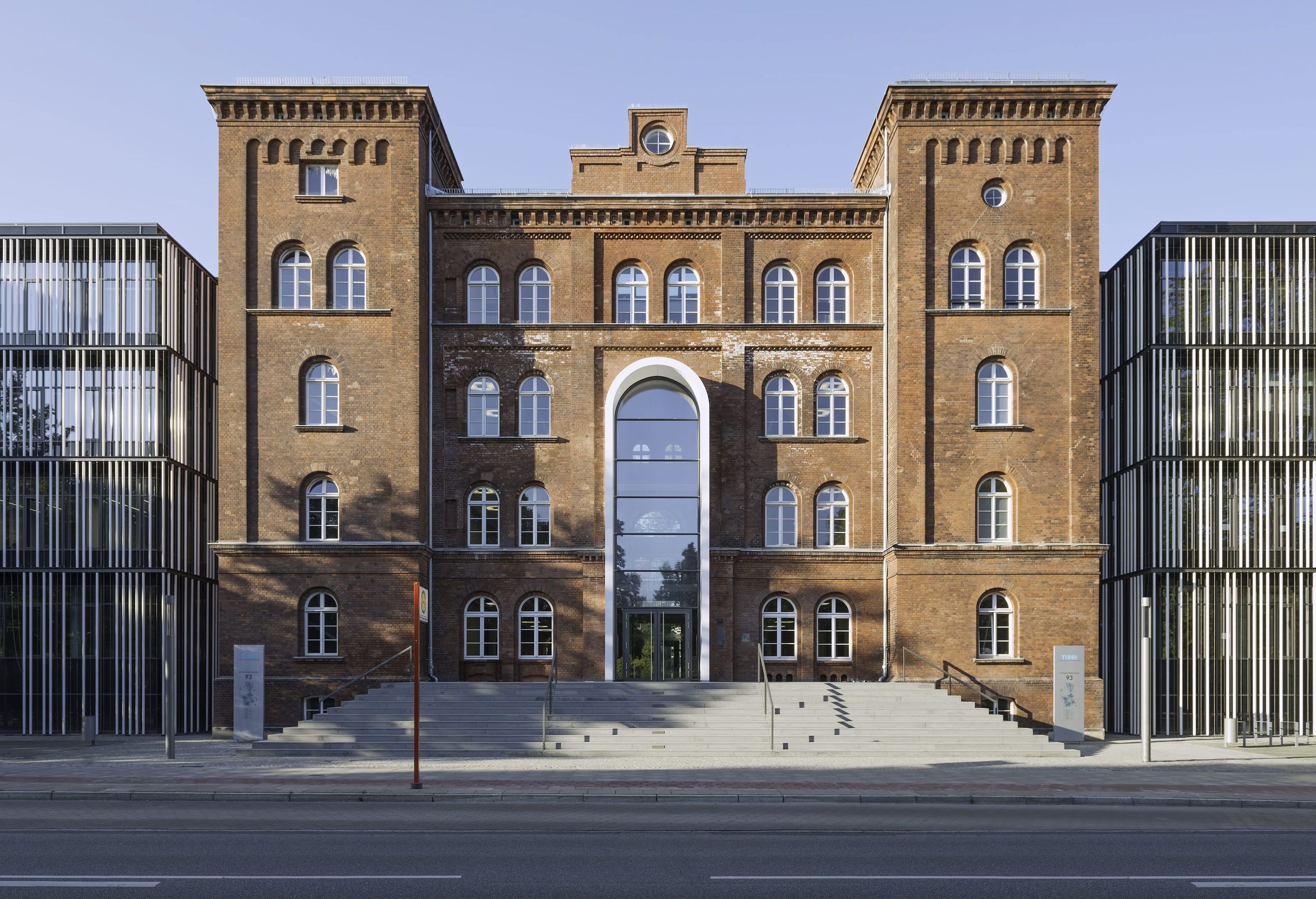 Main Building for Hamburg University of Technology, Schwarzenberg ...